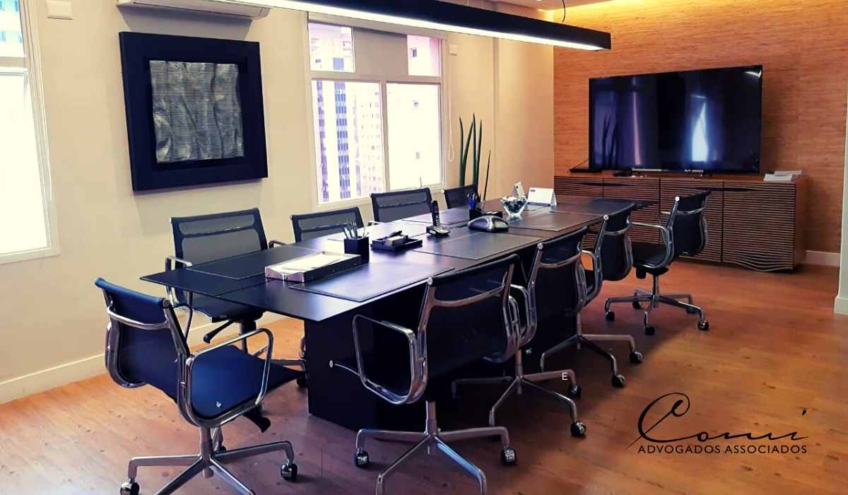 Sala de reuniões do escritório Comi Advogados Associados