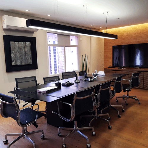 Sala de reuniões com mesa para oito pessoas